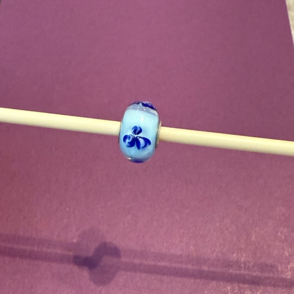 Trollbeads light blue flower glass bead. - Picture 5 of 6